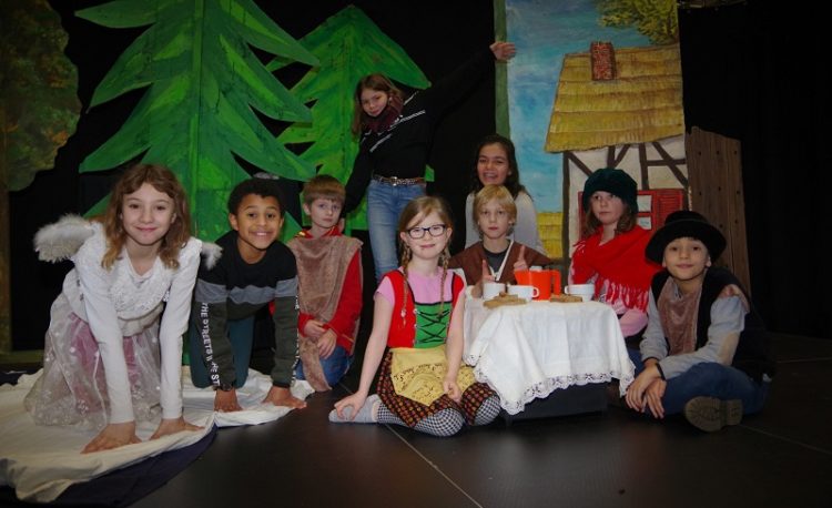 Theater-AG spielt Hänsel und Gretel